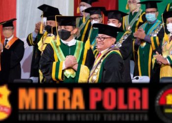 Wakil Kepala Kepolisian Republik Indonesia (Wakapolri), Komjen Pol. Dr. Drs. Gatot Eddy Pramono Msi, akhirnya resmi menyandang gelar sebagai Profesor atau Guru Besar Kehormatan Bidang Ilmu Hukum dari Universitas Riau
