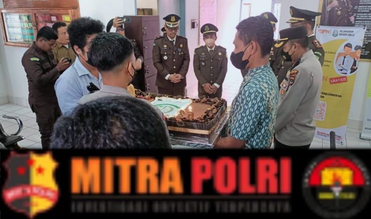 Kedatangan Kapolres Belu bersama pejabat utama yang membawa kue ulang tahun, disambut hangat Kepala Kejaksaan Negeri (Kajari) Atambua