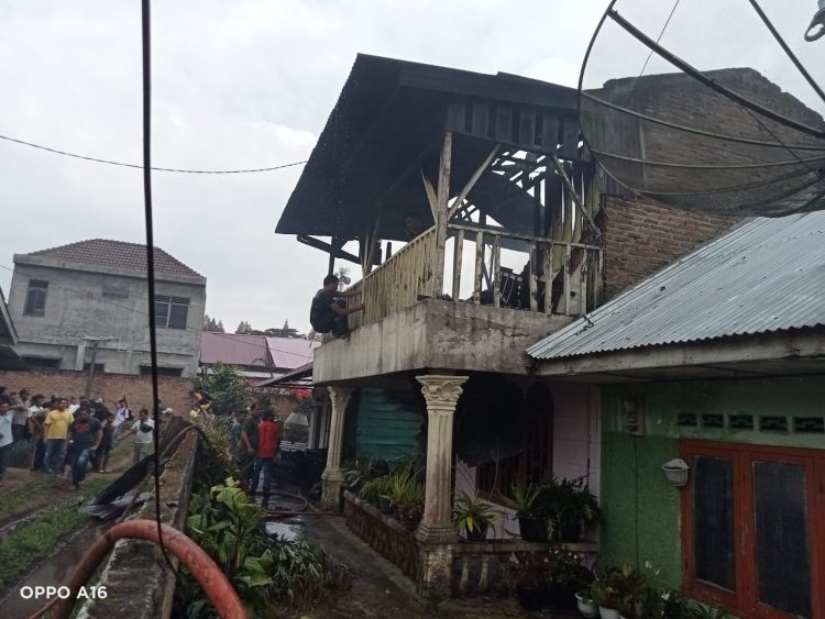 Percikan api akibat arus pendek dan menghanguskan dua unit rumah di Jalan Sudirman gang sahabat kabanjahe kelurahan Gung Leto Kepling V