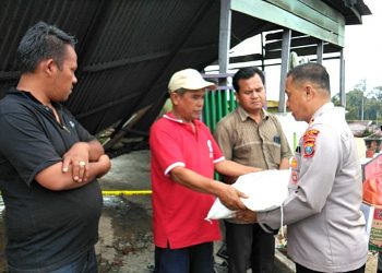Kapolsek Tigalingga, AKP SP Seringo - Ringo mengatakan, bantuan tersebut diberikan dari Kapolres Dairi, AKBP Wahyudi Rahman
