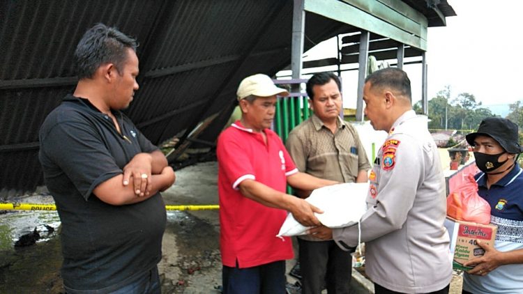 Kapolsek Tigalingga, AKP SP Seringo - Ringo mengatakan, bantuan tersebut diberikan dari Kapolres Dairi, AKBP Wahyudi Rahman