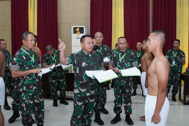 Kepala Staf Angkatan Darat (Kasad) Jenderal TNI Dr. Dudung Abdurachman, S.E, M.M., memimpin sidang Panitia Penentu Akhir (Pantukhir) Tingkat Pusat Penerimaan Calon Taruna dan Taruni Akademi Militer (Akmil) Tahun Anggaran 2022