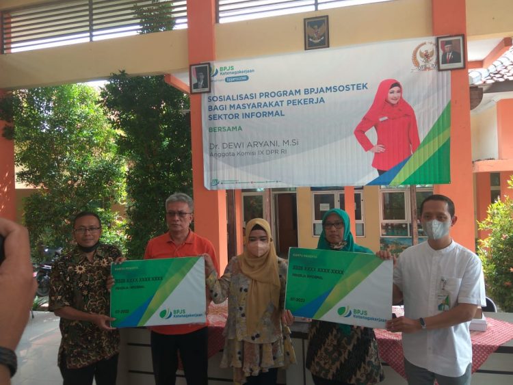 Sosialisasi anggota DPR RI dari FPDIP DR. Hj. Dewi Aryani, M.Si