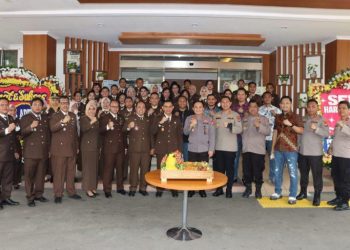 Polres Metro Jakarta Barat menggeruduk kantor Kejaksaan Negeri (Kejari) Jakarta Barat