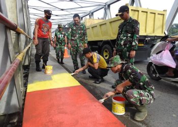 Kodim 0117/Aceh Tamiang bersama Polri beserta Dinas Lingkungan Hidup dan Kebersihan (DLH) Kabupaten Aceh Tamiang laksanakan Pengecatan Jembatan berlokasi di seputaran jembatan sungai Tamiang