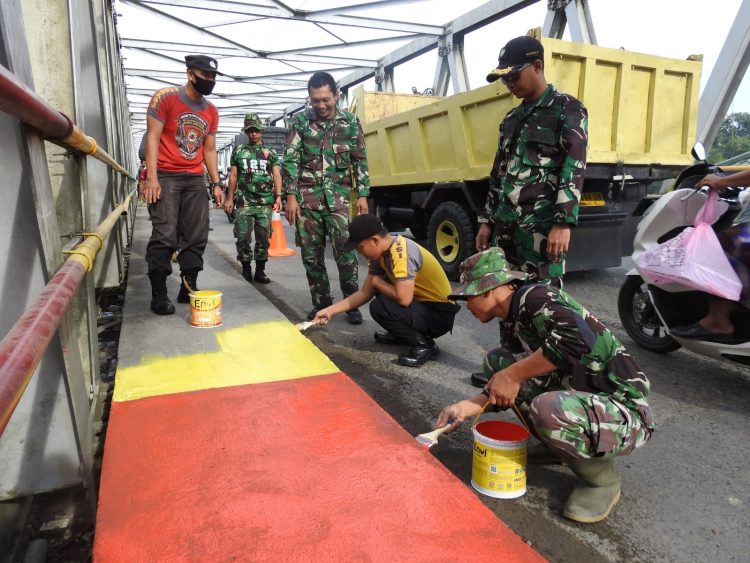 Kodim 0117/Aceh Tamiang bersama Polri beserta Dinas Lingkungan Hidup dan Kebersihan (DLH) Kabupaten Aceh Tamiang laksanakan Pengecatan Jembatan berlokasi di seputaran jembatan sungai Tamiang