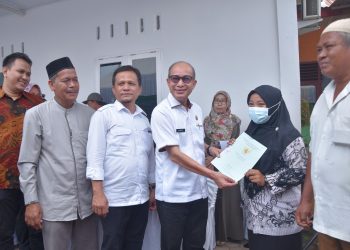 Bupati Aceh Tamiang, Mursil, SH, M.Kn hadiri penyerahan sertifikat tanah gratis untuk masyarakat Kampung Kesehatan, bagi 38 pelaku UMKM