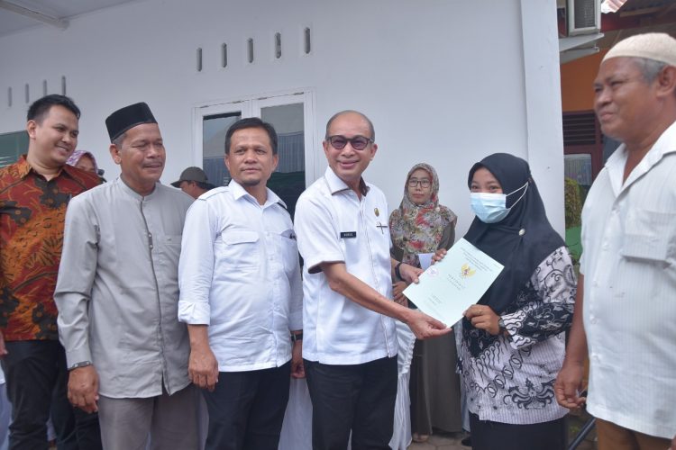Bupati Aceh Tamiang, Mursil, SH, M.Kn hadiri penyerahan sertifikat tanah gratis untuk masyarakat Kampung Kesehatan, bagi 38 pelaku UMKM