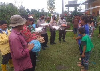 Polsek Kota Sidikalang memberikan bantuan kepada korban bencana kebakaran yang terjadi di Desa Bintang Mersada