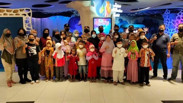 polsek tambora jakarta barat mengajak 20 anak yatim piatu ke jakarta aquarium safari di jalan s parman no 106 Grogol Petamburan Jakarta Barat
