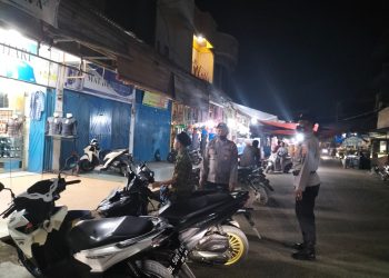 Personel Polsek Syamtalira Bayu melaksanakan patroli malam hari di kawasan Keude Bayu, Aceh Utara