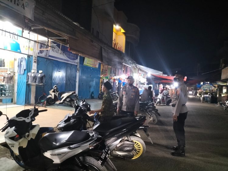 Personel Polsek Syamtalira Bayu melaksanakan patroli malam hari di kawasan Keude Bayu, Aceh Utara