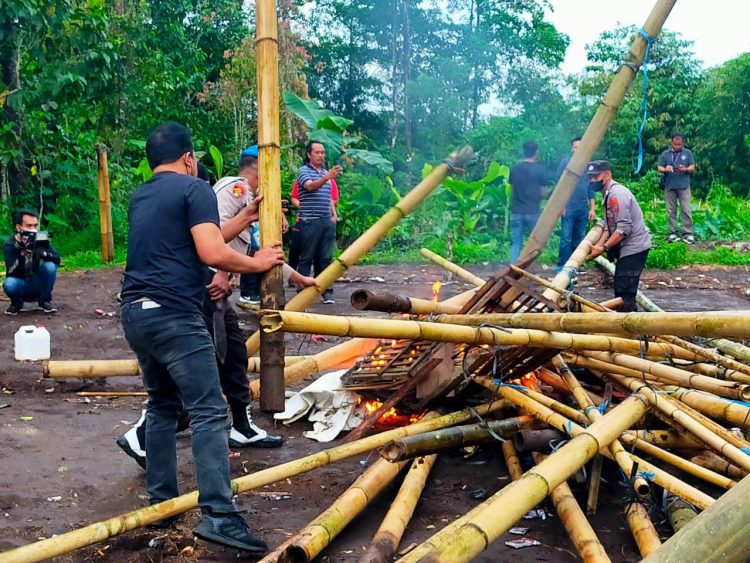 Petugas gabungan menggerebek lokasi perjudian sabung ayam di Kelurahan Talikuran Barat