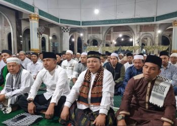 Sholat Subuh Dandim 0103/Aut Letkol Inf Hendrasari Nurhono, S.I.P., M.I.P., di Mesjid AL Mukhlisin Tumpok Teungoh Kecamatan Banda Sakti Kota Lhokseumawe