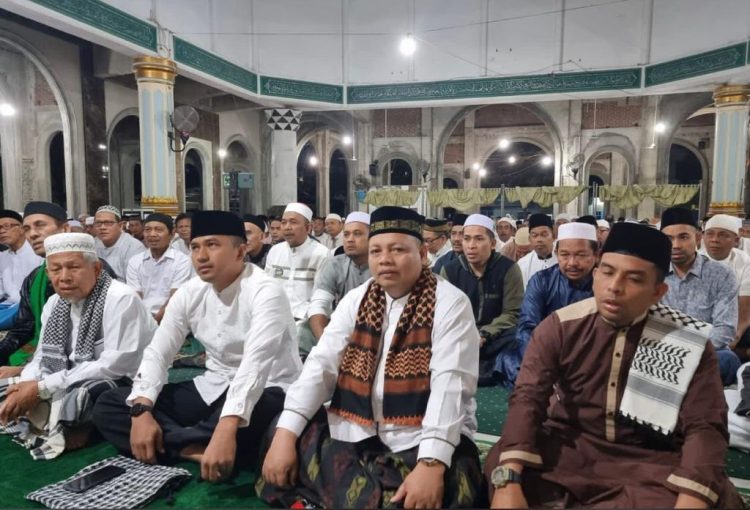 Sholat Subuh Dandim 0103/Aut Letkol Inf Hendrasari Nurhono, S.I.P., M.I.P., di Mesjid AL Mukhlisin Tumpok Teungoh Kecamatan Banda Sakti Kota Lhokseumawe