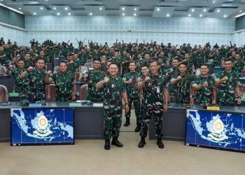 Kepala Staf Angkatan Darat (Kasad) Jenderal TNI Dr. Dudung Abdurachman saat bersama Perwira Siswa (Pasis) Pendidikan Reguler (Digreg) XLIX Sekolah Staf dan Komando (Sesko) TNI tahun 2022
