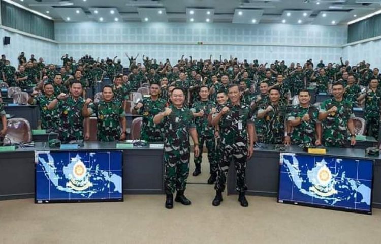 Kepala Staf Angkatan Darat (Kasad) Jenderal TNI Dr. Dudung Abdurachman saat bersama Perwira Siswa (Pasis) Pendidikan Reguler (Digreg) XLIX Sekolah Staf dan Komando (Sesko) TNI tahun 2022