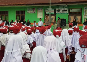 Kapolres Dairi dan beberapa perwira yang dihunjuk menjadi Inspektur Upacara Bendera Dibeberapa Sekolah yang ada diwilkum Polres Dairi