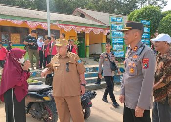 Kapolres Bangka Barat AKBP Catur Prasetiyo dan Bupati Bangka Barat H. Sukirman di dampingi Kapolsek Tempilang IPTU Ahmad mukhlis SH
melakukan peninjauan dan penelusuran