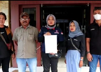 Fadillah Holistiani (Dila) wartawati harian Lampung One dan anggota organisasi KWRI di dampingi Yusuf Aprizal Ketua Komite Wartawan Reformasi Indonesia (KWRI) DPC Tanggamus melapor ke Polres Tanggamus