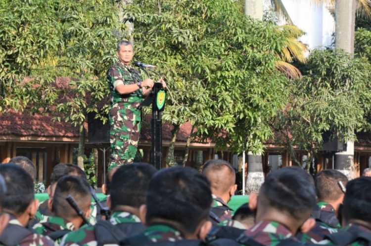 Pangdam III/Slw Mayjen TNI Kunto Arief Wibowo berikan Jam pimpinan kepada Prajurit dan PNS Kodam III/Siliwangi