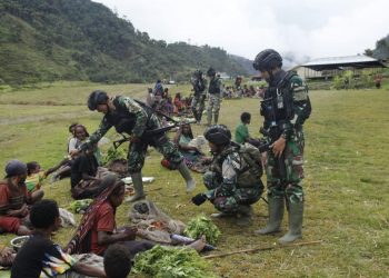 Satgas Satuan Organik Yonif Raider 321/GT dipimpin oleh Lettu Inf Gathaya Sukarnoadi, memanfaatkan hari Pasar untuk ikut turut berperan dalam menjalankan perekonomian masyarakat