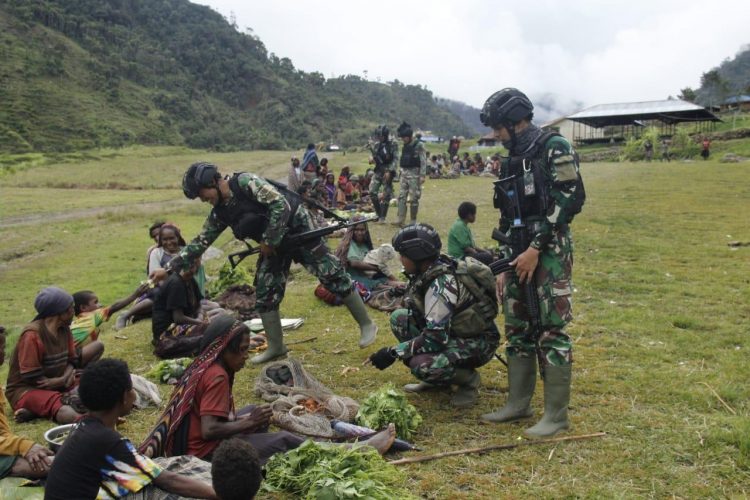 Satgas Satuan Organik Yonif Raider 321/GT dipimpin oleh Lettu Inf Gathaya Sukarnoadi, memanfaatkan hari Pasar untuk ikut turut berperan dalam menjalankan perekonomian masyarakat