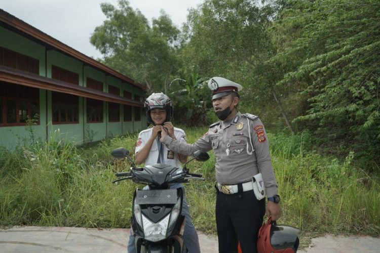 Sat Lantas Polres Lhokseumawe memberikan edukasi tentang tertib berlalu lintas dan mengecek kendaraan sebelum berkendara kepada siswa SMK Negeri 7 Lhokseumawe