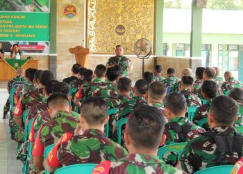 Personel Kodim 0402/OKI menerima penyuluhan hukum dari Tim penyuluh hukum Kumdam II/SWJ TA 2022
