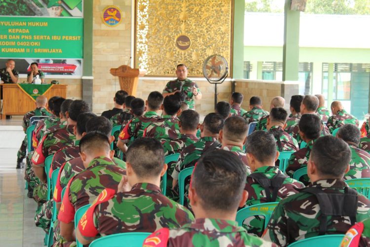 Personel Kodim 0402/OKI menerima penyuluhan hukum dari Tim penyuluh hukum Kumdam II/SWJ TA 2022