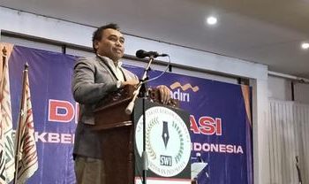 Ketua Umum Sekber Wartawan Indonesia, Maryoko Aiko, membuka Deklarasi dan Rakernas SWI I