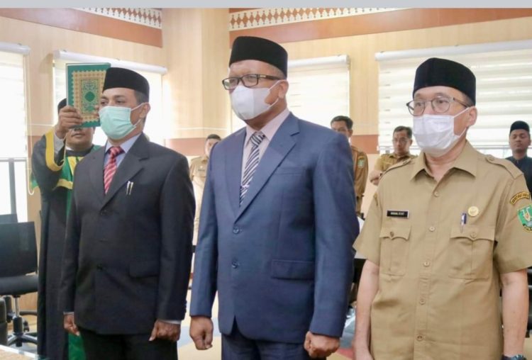Sekretaris Daerah Kota Sabang, Drs. Zakaria MM melantik dan mengukuhkan dua orang ASN dalam jabatan tinggi pratama dan satu orang jabatan administrator