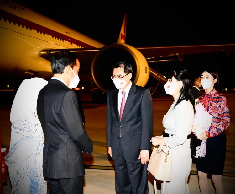 Presiden Joko Widodo dan Ibu Iriana Joko Widodo beserta delegasi tiba di Beijing Capital International Airport, Beijing, Republik Rakyat Tiongkok (RRT)