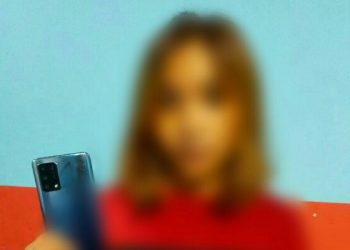 Seorang karyawati swasta berinisial WR (21) di Girian Bitung terpaksa diamankan Tim Resmob Polres Bitung. WR diduga telah melakukan pencurian sebuah handphone