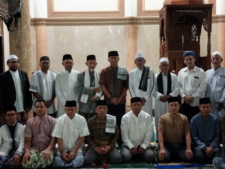 Letkol Inf Hendrasari Nurhono S. I. P., M. I. P., memberikan tausiyah pada rutinitas Safari shalat Subuh berjamaah kali ini dilaksanakan di Masjid AL Syuhada Mon Geudong Kec. Banda Sakti