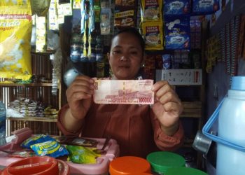 Isah warga Kampung Cijulang RT 04 RW 08, Desa Sukaharja, Kecamatan Cijeruk, Kabupaten Bogor mengalami penipuan uang palsu oleh pria yang tidak di kenal