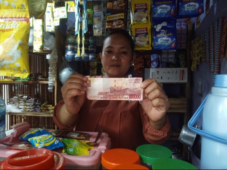 Isah warga Kampung Cijulang RT 04 RW 08, Desa Sukaharja, Kecamatan Cijeruk, Kabupaten Bogor mengalami penipuan uang palsu oleh pria yang tidak di kenal