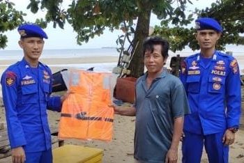 Anggota Sat Polairud Polres Bangka Barat melasanakan giat Bintibmas Perairan di Pantai Tembelok Kecamatan Muntok