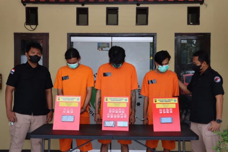 Sat Narkoba Polres Indramayu kembali menangkap tiga orang yang diduga sebagai pengedar dan kurir narkoba