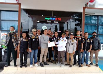 Persatuan Pembela Tanah Air (PEKAT) Kabupaten Tanggamus, berunjuk rasa di halaman Kantor Dinas Pariwisata dan Kebudayaan Kabupaten Tanggamus