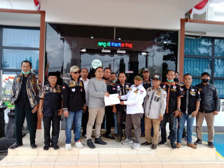 Persatuan Pembela Tanah Air (PEKAT) Kabupaten Tanggamus, berunjuk rasa di halaman Kantor Dinas Pariwisata dan Kebudayaan Kabupaten Tanggamus
