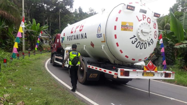 Kecelakaan lalu lintas terjadi di ruas Jalan Raya Muntok- Pangkalpinang tepatnya di Desa Pelangas