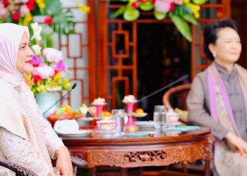 Momen keakraban tampak saat Ibu Iriana Joko Widodo diterima oleh Madam Peng Liyuan istri Presiden Xi Jinping di Villa 15