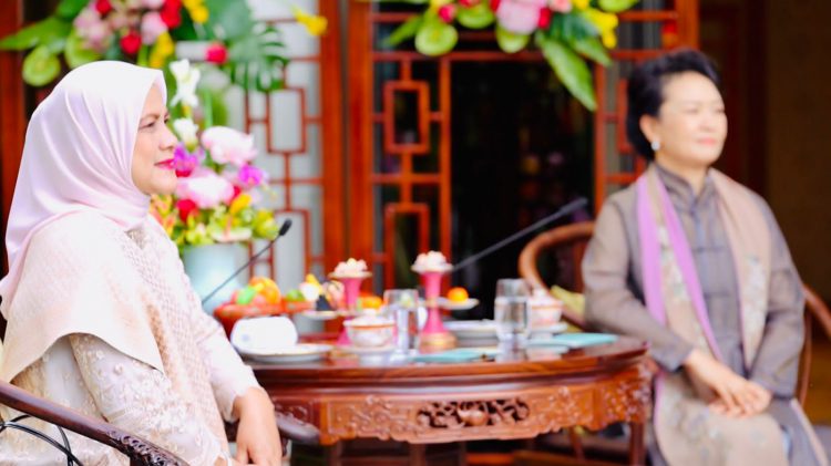Momen keakraban tampak saat Ibu Iriana Joko Widodo diterima oleh Madam Peng Liyuan istri Presiden Xi Jinping di Villa 15