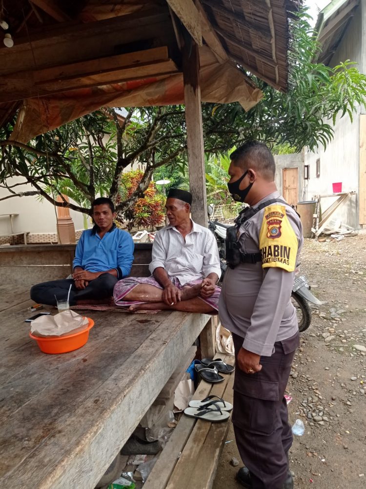 Personel Sub Sektor Geureudong Pase, Polres Lhokseumawe menyambangi dan menyampaikan pesan Kamtibmas