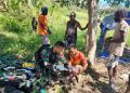Satgas Pamtas Yonif Raider 142/KJ melalui Pos Kurima ke pedalaman Papua untuk mengecek kondisi kesehatan masyarakat sebagai bentuk kepedulian terhadap kesehatan warga bertempat di Desa Butalo di Distrik Kurima