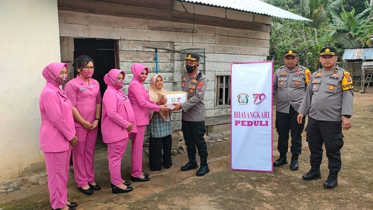 Kapolres Bangka Barat AKBP Catur Prasetiyo SIK didampingi Ketua Bhayangkari Cabang Bangka Barat Ny Amel Catur Prasetiyo beserta pejabat utama Polres Bangka Barat melaksanakan kunjungan kerja ke Polsek Tempilang