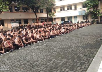 Bhabinkamtibmas Kelurahan Pamulang Barat Polsek Pamulang Aiptu Asep Ruhyana mengunjungi SMK Sasmita Jaya 2 yang berada di Jl. Surya Kencana Pamulang Barat