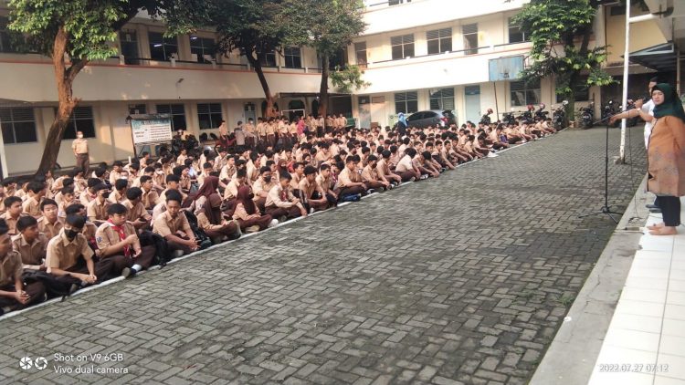 Bhabinkamtibmas Kelurahan Pamulang Barat Polsek Pamulang Aiptu Asep Ruhyana mengunjungi SMK Sasmita Jaya 2 yang berada di Jl. Surya Kencana Pamulang Barat
