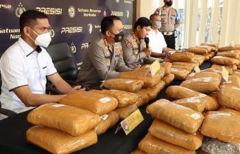 Satuan Reserse Narkoba Polres Metro Jakarta Barat berhasil mengamankan 2 orang kurir narkoba dan ratusan kilogram narkoba jenis ganja kering